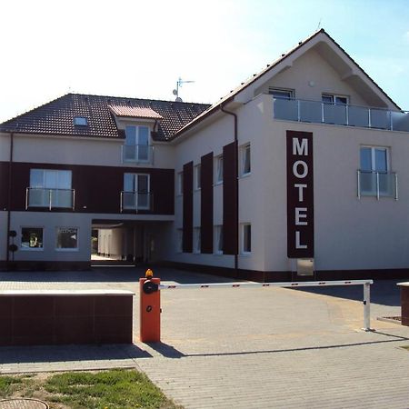 Motel Сенець Екстер'єр фото