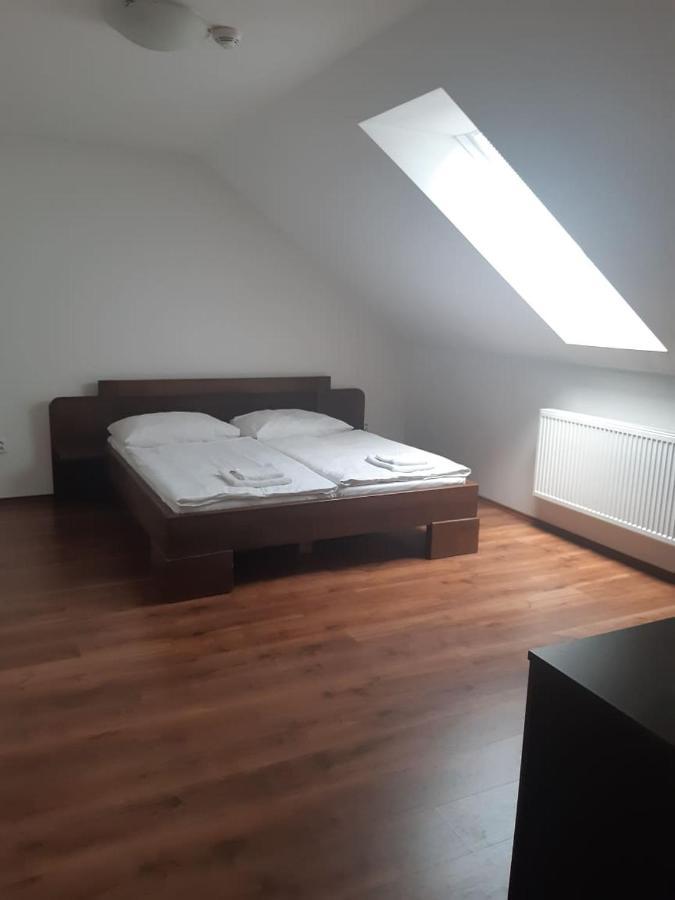 Motel Сенець Екстер'єр фото