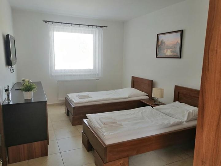 Motel Сенець Екстер'єр фото