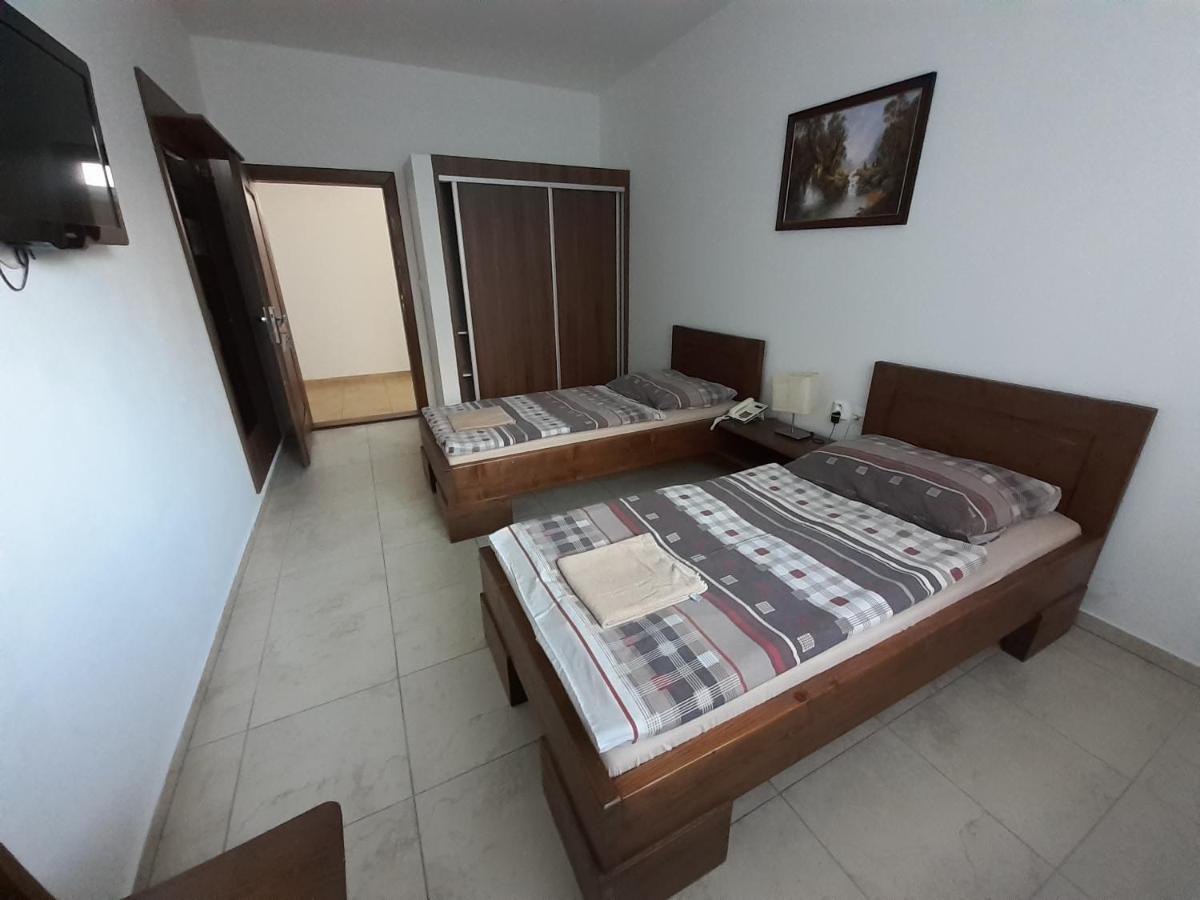 Motel Сенець Екстер'єр фото