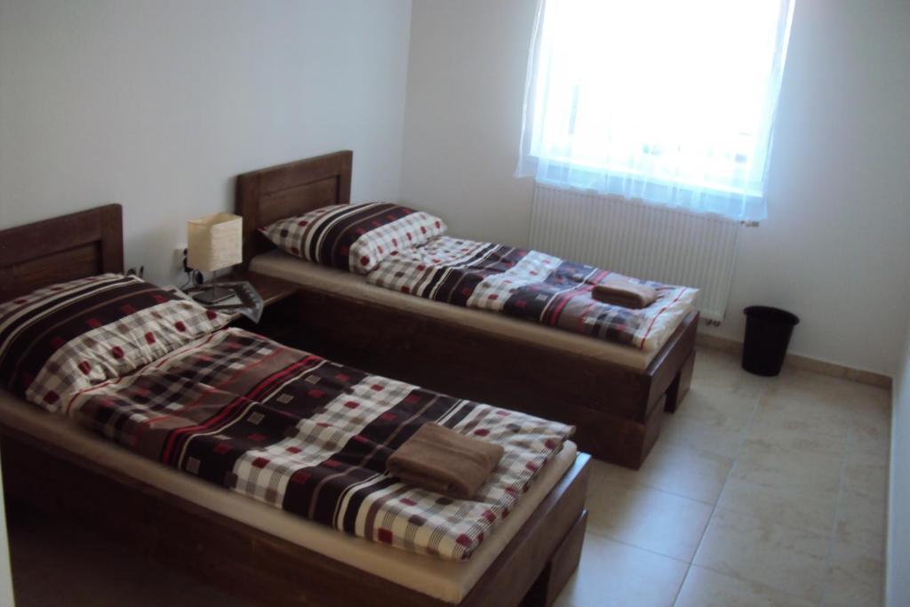 Motel Сенець Екстер'єр фото