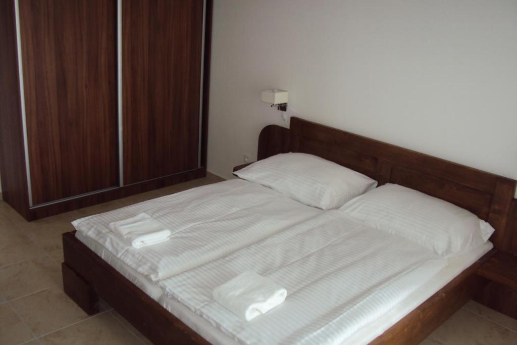 Motel Сенець Екстер'єр фото