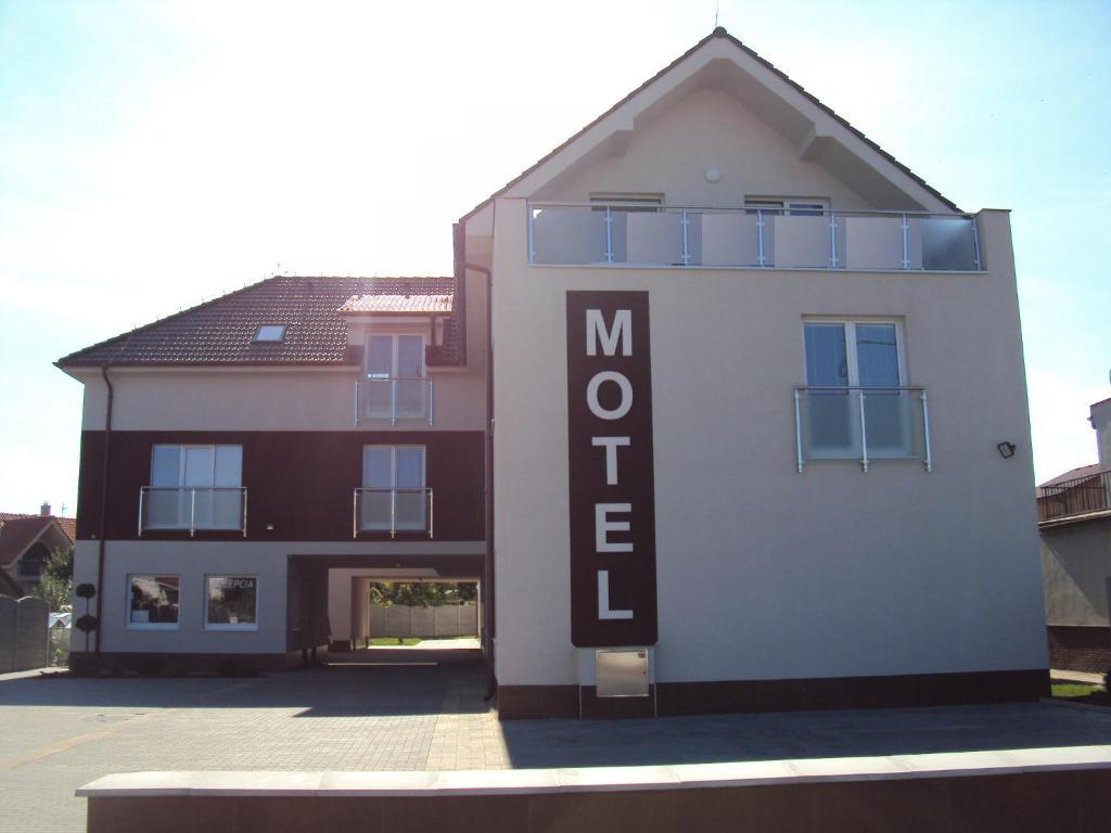 Motel Сенець Екстер'єр фото