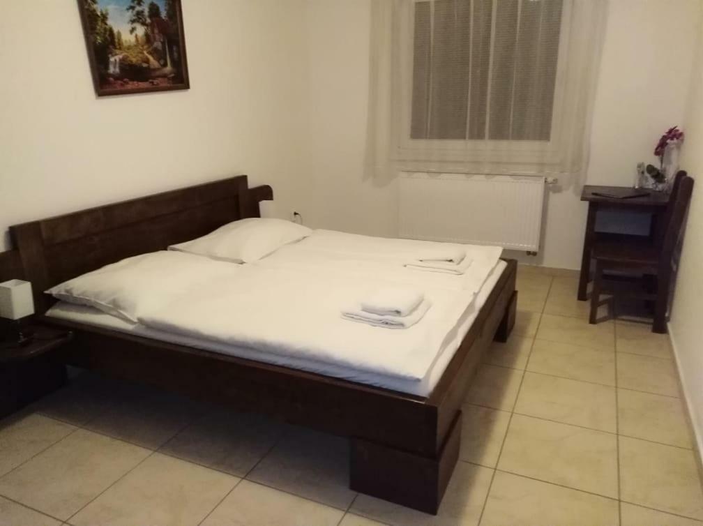 Motel Сенець Екстер'єр фото
